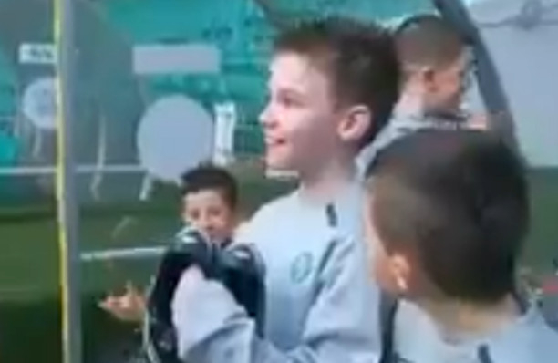 Kearan Tierney (giữa), một cậu bé nhận được đôi giày bóng đá từ Shunsuke Namamura cách đây 20 năm. /Ảnh = The Sun Galmuri