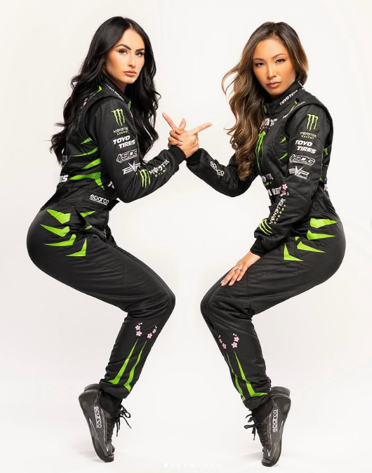 凯莉-玛丽-沃尔顿（左）和珍妮-李（左）。 =照片=《太阳报》结束。