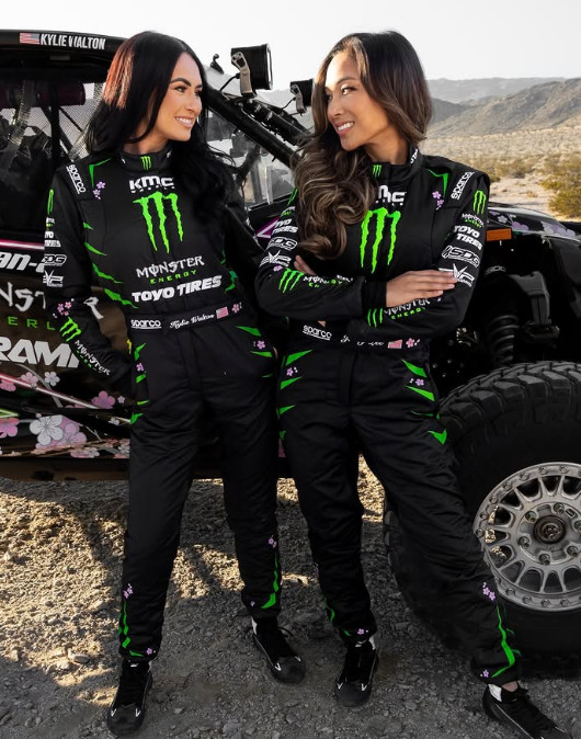 凯莉-玛丽-沃尔顿（左）和珍妮-李（左）。 =照片=《太阳报》结束。