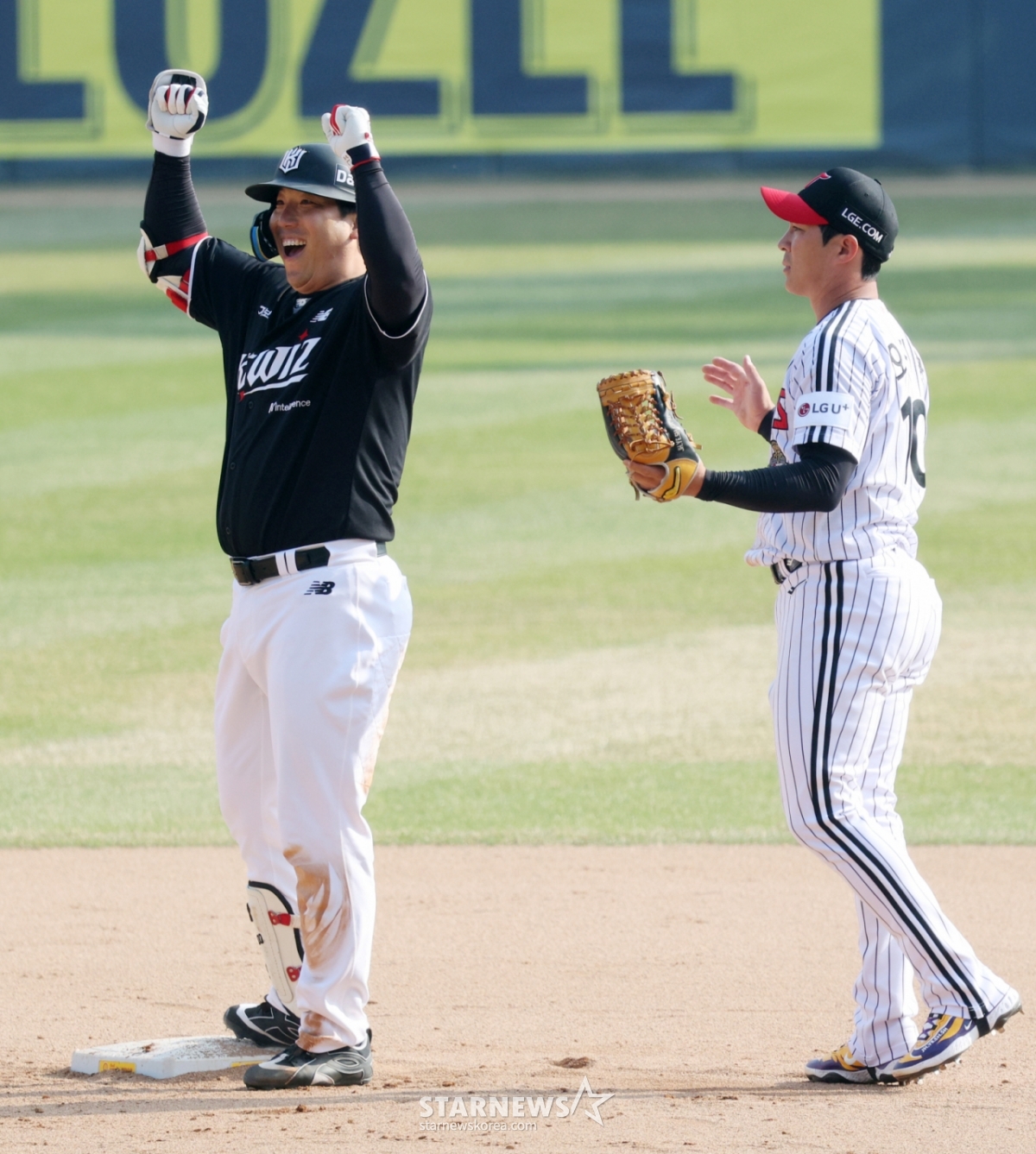  KT队的金贤洙（左）28日在首尔蚕室棒球场举行的2026新韩SOL KBO联赛正规赛季揭幕战第7回合初，在1人出局2人在垒的情况下击出了右前安打。 =照片=金镇京。