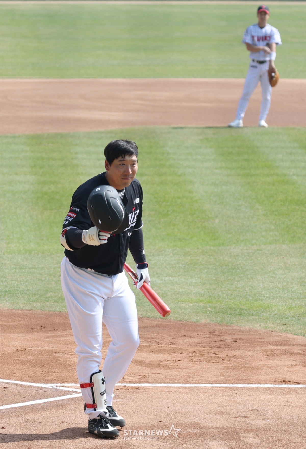 28日，2026新韩SOL Bank KBO联赛正式揭幕战LG Twins对KT Wiz的比赛在首尔蚕室棒球场举行。  KT队的金贤洙在第1回合初进入击球位,正向老东家队打招呼。 =照片=金镇京。