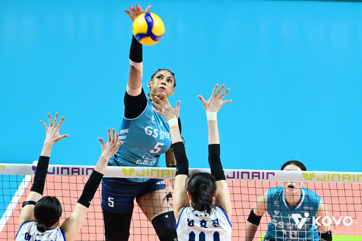 ジゼル·シルバ（中央）がスパイクをしている。 /写真=KOVO提供