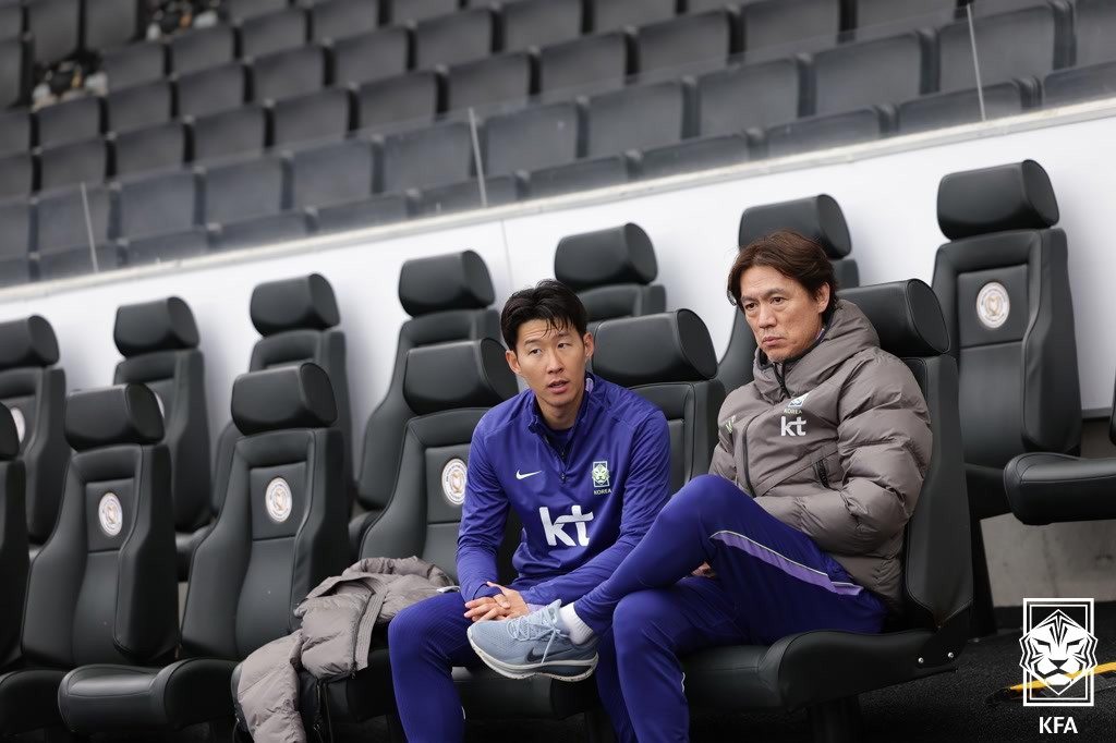 Son Heung-min (left) and Hong Myung-bo. /Photo = Courtesy of the Korea Football Association