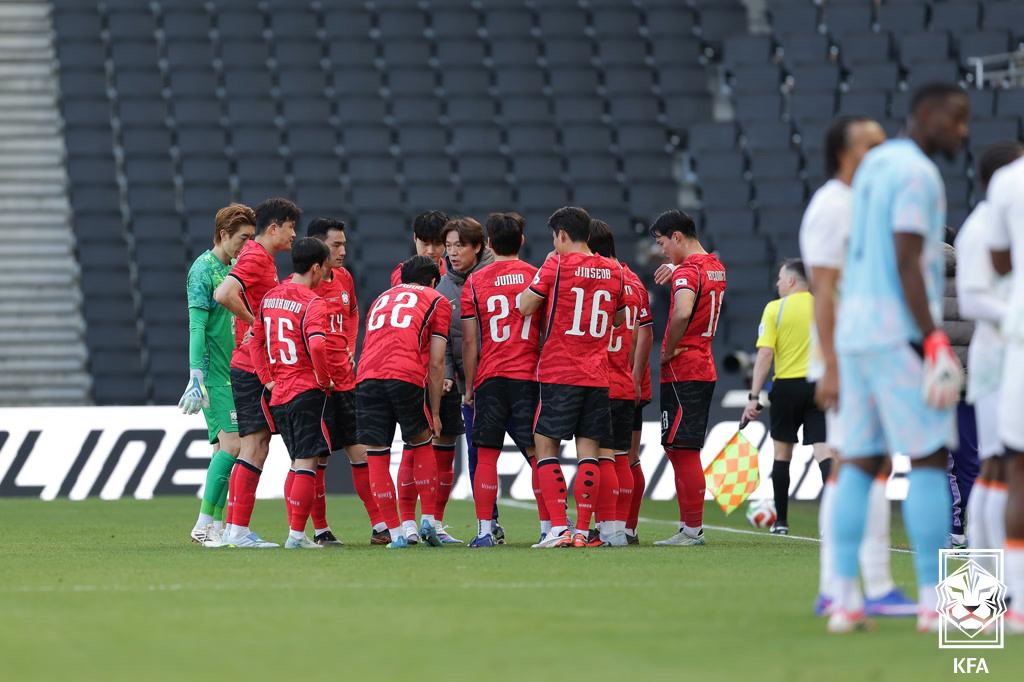Coach Hong Myung-bo is instructing the players on the hydration break. /Photo = Courtesy of the Korea Football Association