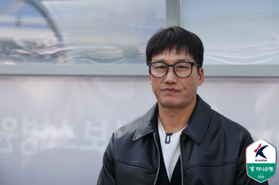 28日下午2时,在龙仁米尔球场举行的韩亚银行K联赛第2轮2026第5轮比赛前,水原三星队主教练李正孝正在观看比赛。 =图为,韩国职业足球联盟提供。