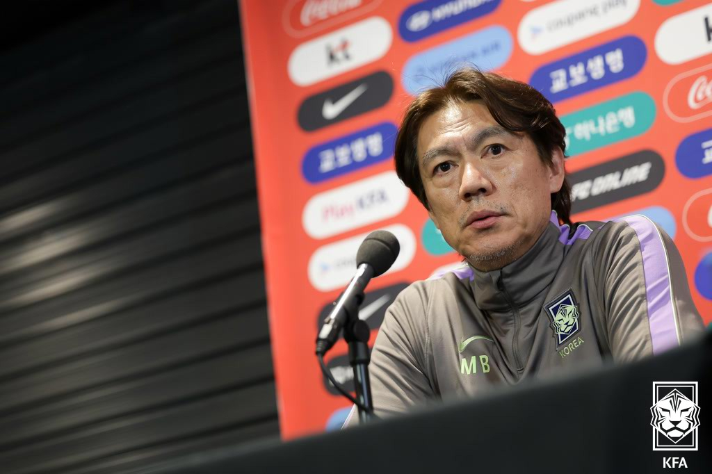 他就是韩国国家足球队主教练洪明甫。 =图为，韩国足球协会提供。