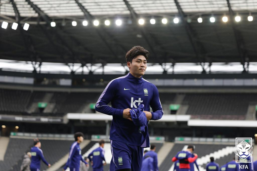 他就是韩国国家足球队中场球员朴镇燮。 =图为，韩国足球协会提供。