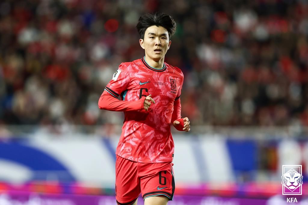 他就是韩国国家足球队中场黄仁范。 =图为，韩国足球协会提供。