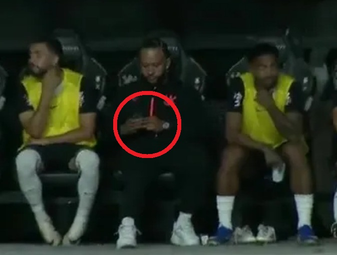 图为比赛过程中，德法伊正在观看智能手机。 =照片=《太阳报》结束。