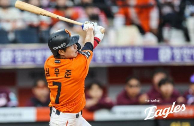 图为在第8回合末击出本垒打，看着击球手的沈佑俊。 =韩华鹰队。