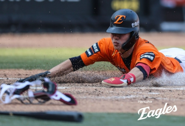 图为，在第11回合末文玄彬击出2垒打时，沈佑俊正在1垒攻入本垒。 =韩华鹰队。