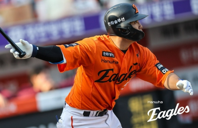 Hanwha Eagle Moon Hyun-bin đã đánh một cú đúp trong trận khai mạc sân nhà với Kirum Heroes vào ngày 28. /Ảnh = Hanwha Eaglex cung cấp
