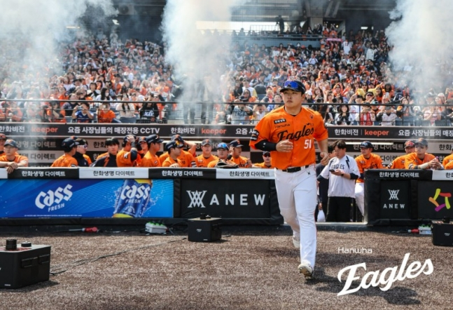 Moon Hyun Bin đang chạy ra sân khi giới thiệu cầu thủ trước trận khai mạc sân nhà. /Ảnh = Hanwha Eaglex cung cấp