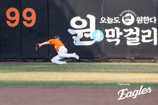 Cuối hiệp 10, Moon Hyun Bin đang đánh một cú đúp của Lee Joo Hyung. /Ảnh = Hanwha Eaglex cung cấp