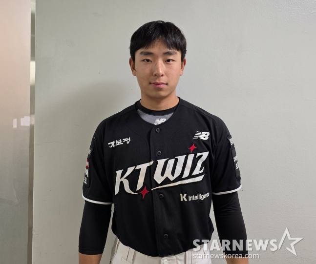 KT李康民在28日蚕室与LG队的比赛之前,与明星新闻见面了。 =照片=金东润。