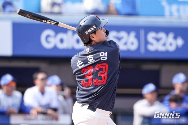 Сон Хо Ён, сделавший два хоумрана только в игре против Самсунг 29-го числа. /Фото = Лотте Джайентс