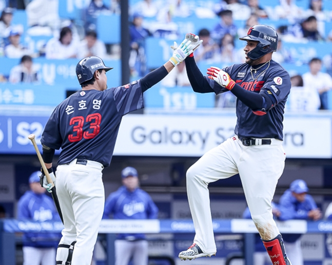 Сон Хо Ён (слева) и Рейес. /Фото = Лотте Джайентс