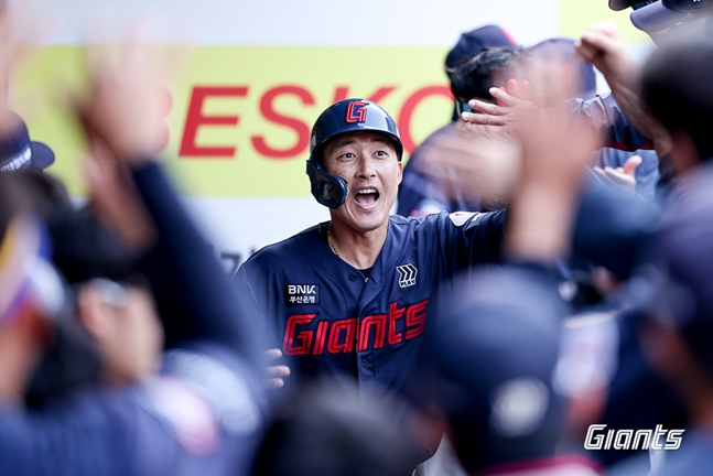 Но Джин Хёк, который вернулся в аут после хоум-рана. /Фото = Лотте Джайентс