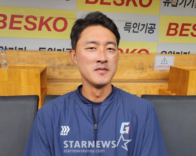 图为，在29日的比赛之前，卢镇赫正在接受记者的采访。 =照片=韩联社记者朴秀珍。