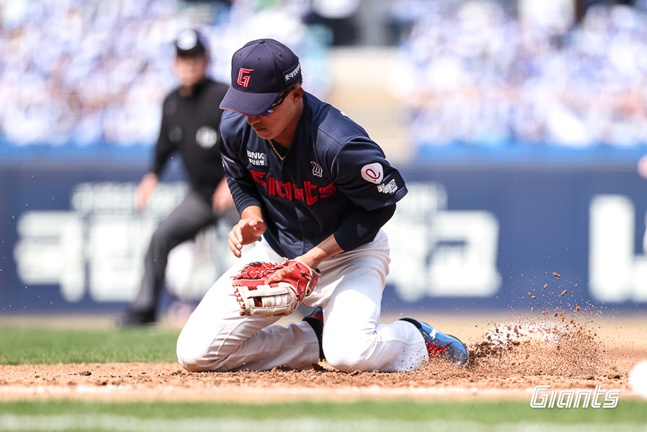 图为，在29日与三星队的比赛中，卢镇赫正在防守。 =照片:乐天巨人队。