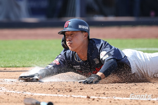 图为，在28日与三星队的比赛中，卢镇赫为得分正在滑垒。 =照片:乐天巨人队。