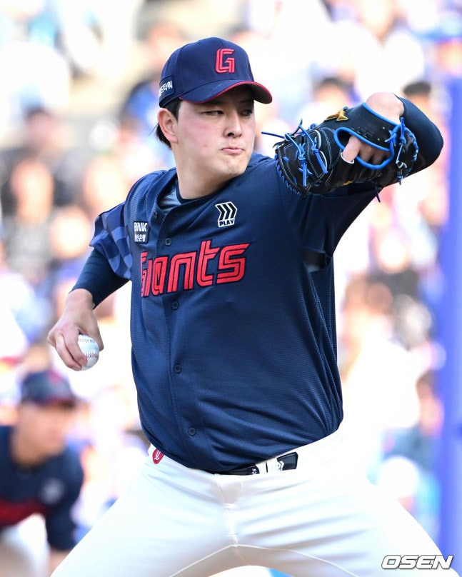 28日、9回にマウンドに上がった金ウォンジュン。