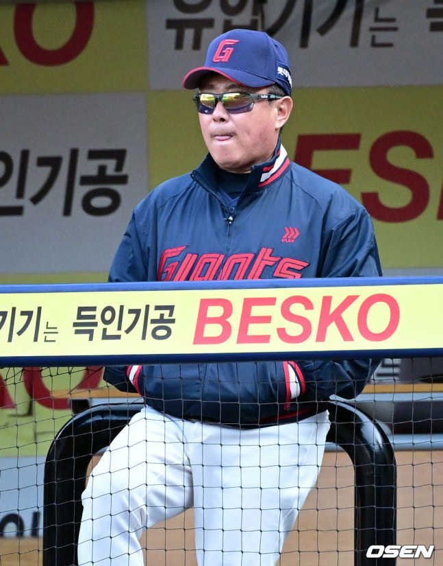 キム·ウォンジュンの投球を見守るキム·テヒョン監督。