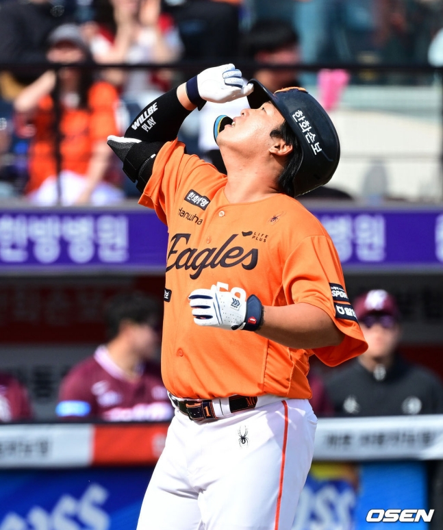 29日,韩华鹰队的姜白虎在与Kiwoom Heroes的主场比赛第3回合末击出2分本垒打,正在庆祝。