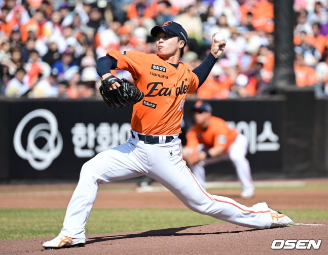 王燕青がKBOリーグデビュー戦で投球している。