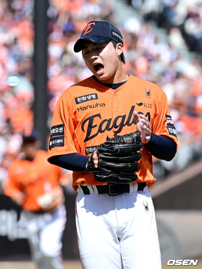 王燕青がイニングを終えて咆哮している。 