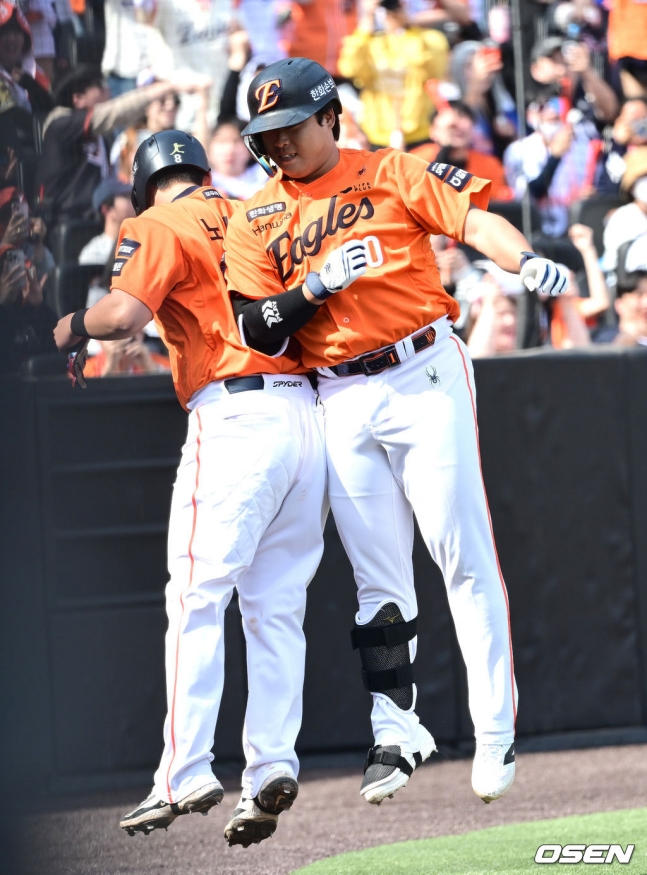Кан Бэк Хо (справа) проводит церемонию с Но Си Хваном после того, как он совершил хоум-ран в конце третьего иннинга против Kiwoom Heroes 2026 Shinhan SOL KBO League, которая состоялась 29-го числа в парке Hanwha Life Ball в Тэджоне.