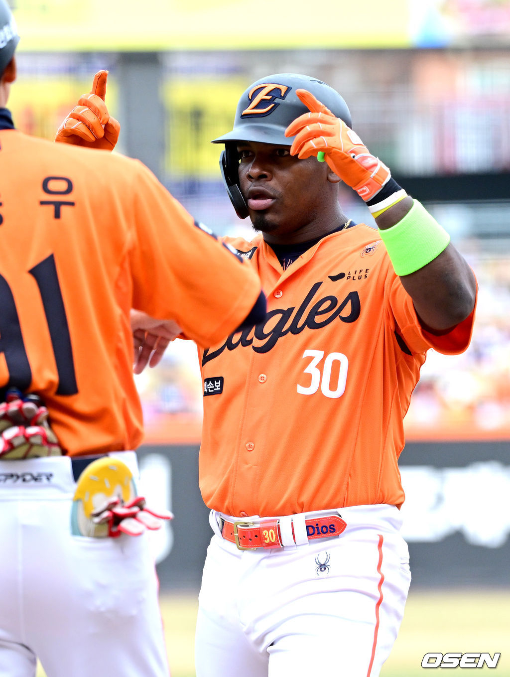 Иностранный нападающий Hanwha Джонатан Ферраджа проводит церемонию после попадания хита.