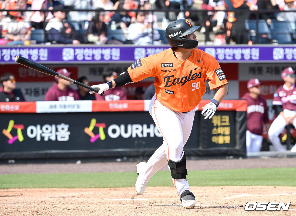 Кан Бэк Хо в конце третьего иннинга с двумя хоум-ранами смотрит на биту.