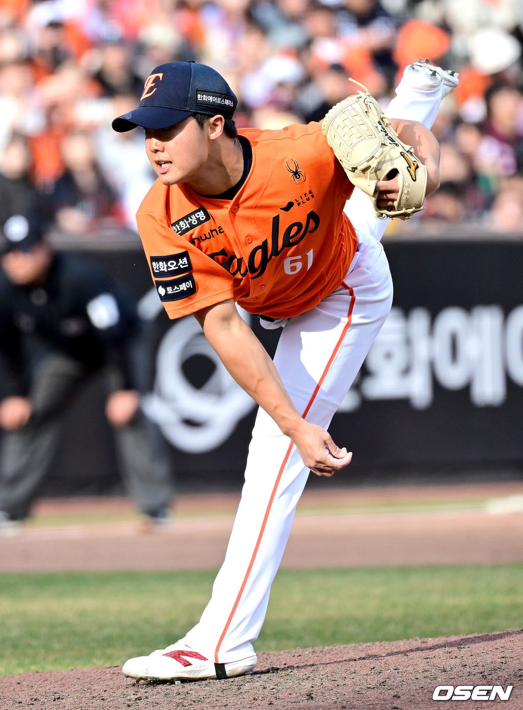 В начале седьмого иннинга Чон Уми, которая бросает обратную борьбу за спасение.