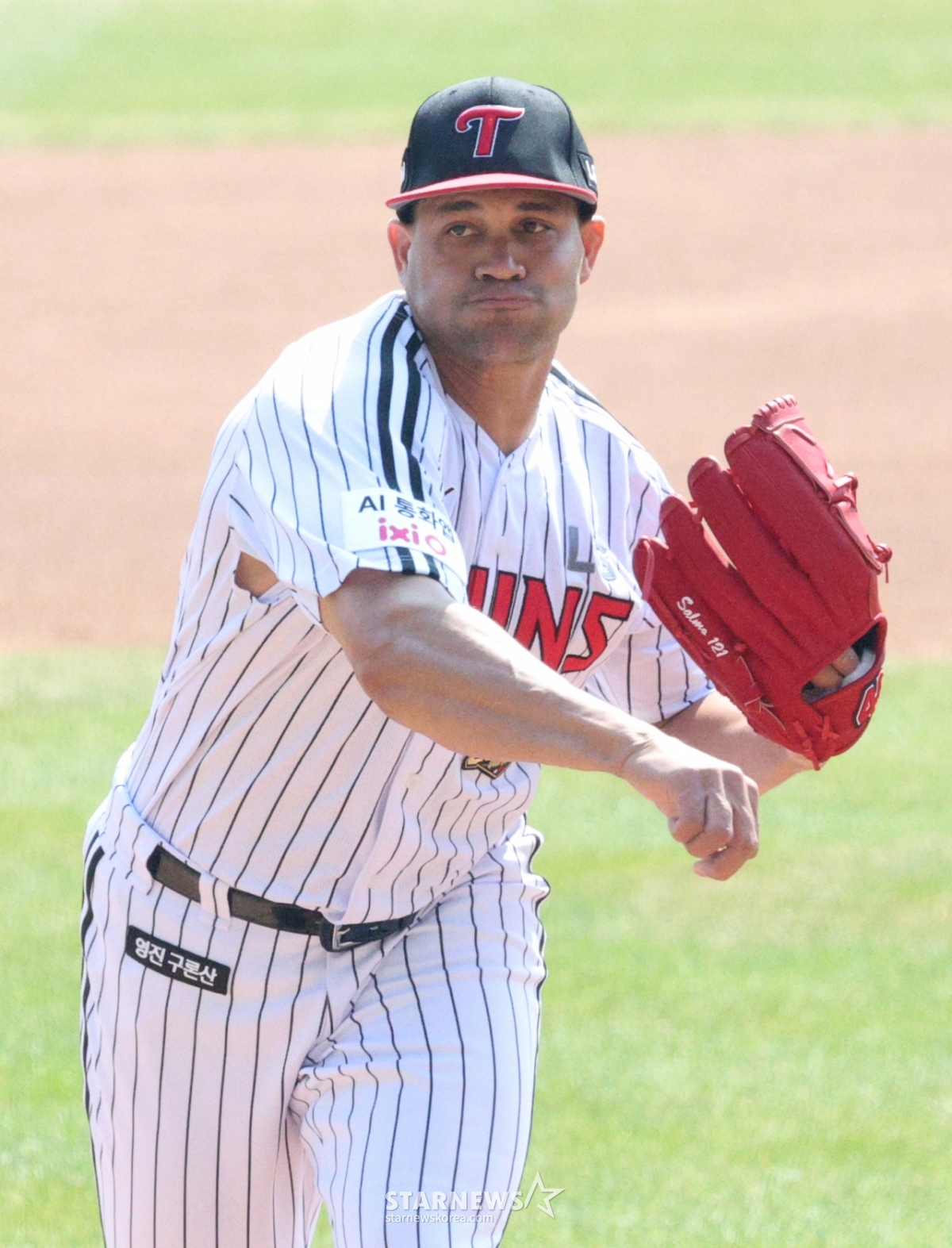 Trận đấu giữa LG Twins và KT Wiz trong trận khai mạc chính thức của giải bóng chày Shinhan SOL Bank KBO năm 2026 đã được tổ chức tại sân bóng chày Jamsil, Seoul vào ngày 28.  Đội tuyển LG Chirinos đang ném bóng ngược lại. /Ảnh = Người chờ đợi Kim Jin Kyung