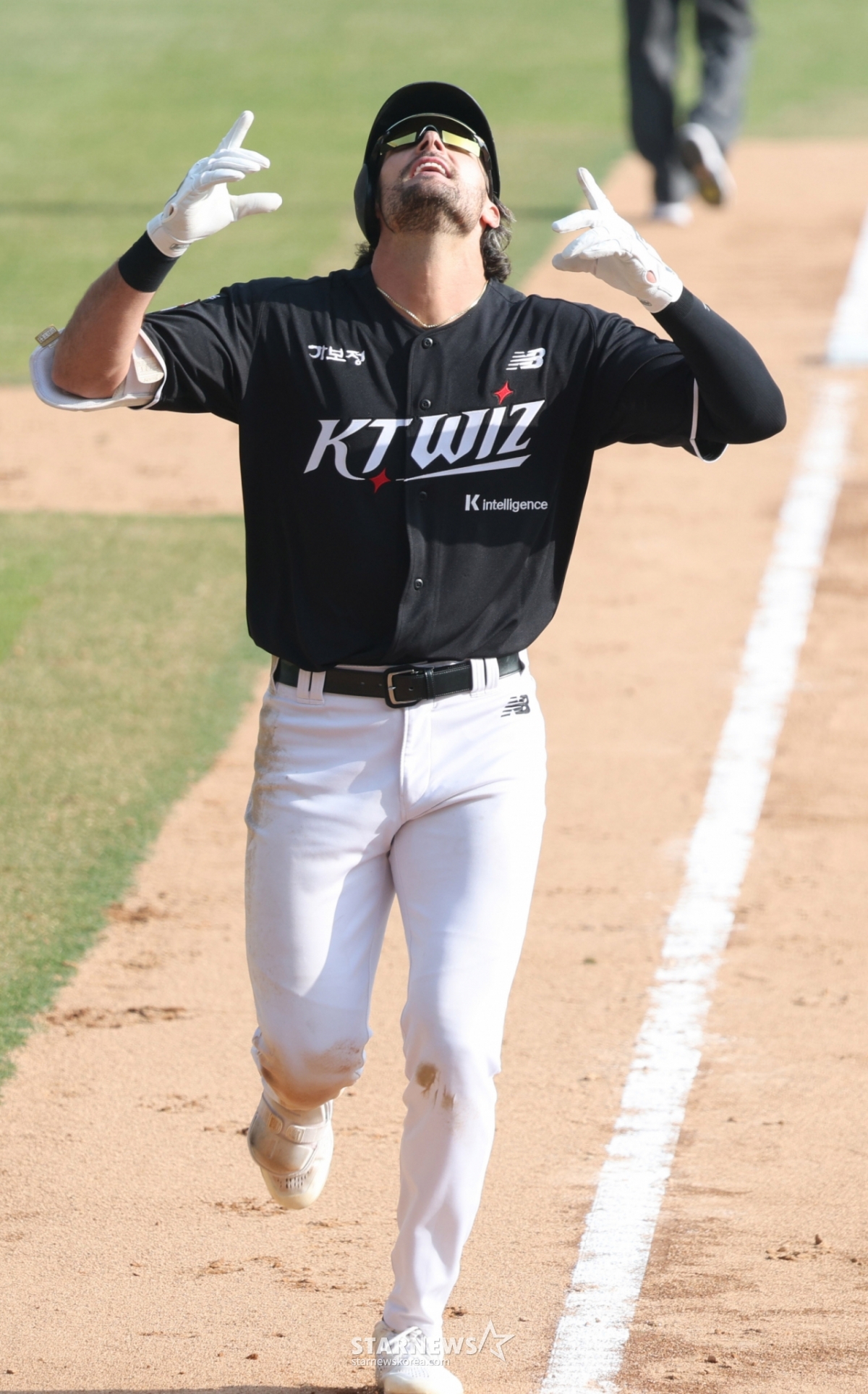 2026新韓（シンハン）SOLBankKBOリーグ公式開幕戦「LGツインズ対KTウィズ」の試合が28日、ソウル蚕室（チャムシル）野球場で行われた。  KTヒリアードが7回表、2死2塁で右越え2点本塁打を放ち、ホームインしている。 /写真=キム·ジンギョン待機者 