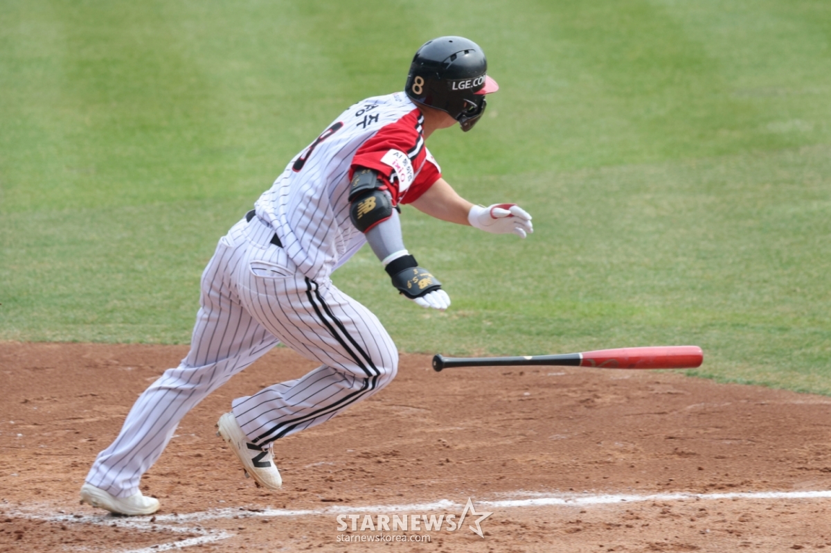 29日，2026新韩SOL Bank KBO联赛LG双子对KT WIZ的比赛在首尔蚕室棒球场举行。  LG队的文成柱在第3回合末在2人出局1、2垒有人的情况下，击出1打点适时安打，正在疾驰。 =照片=金镇京。