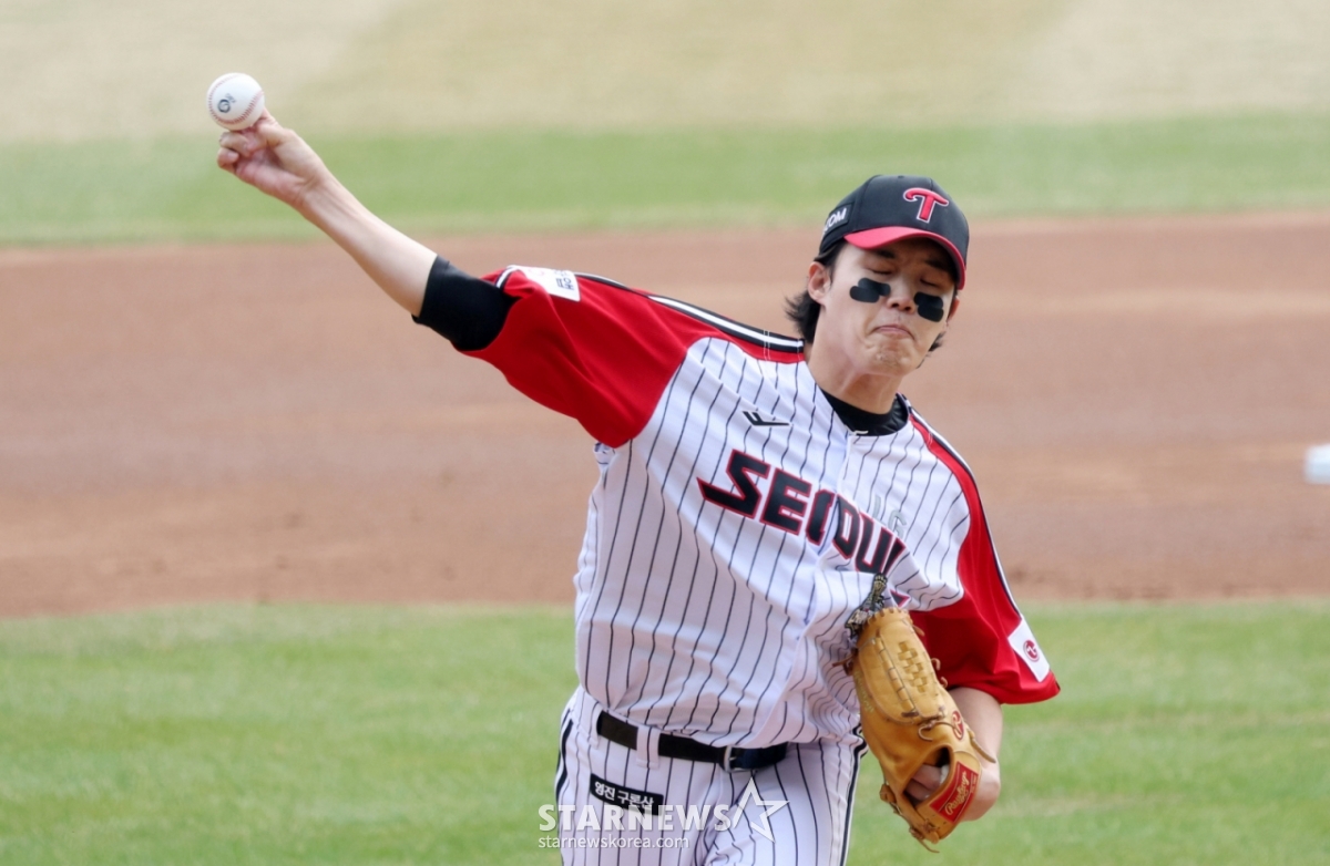 29日，2026新韩SOL Bank KBO联赛LG双子对KT WIZ的比赛在首尔蚕室棒球场举行。  LG队的首发投手林灿圭正在奋力拼搏。 =照片=金镇京。