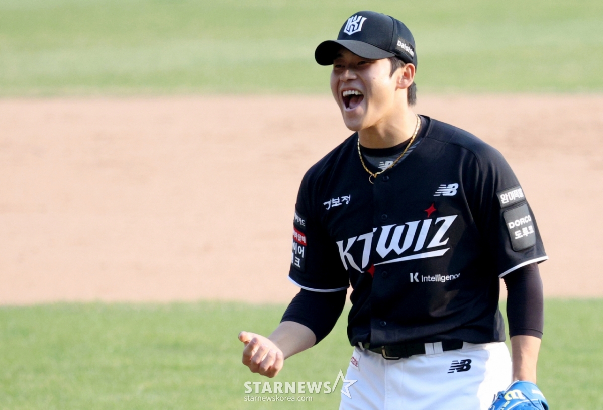 29日，2026新韩SOL Bank KBO联赛LG双子对KT WIZ的比赛在首尔蚕室棒球场举行。  KT队的终场投手朴英贤(音)在观看完比赛后正在欢呼。 =照片=金镇京。