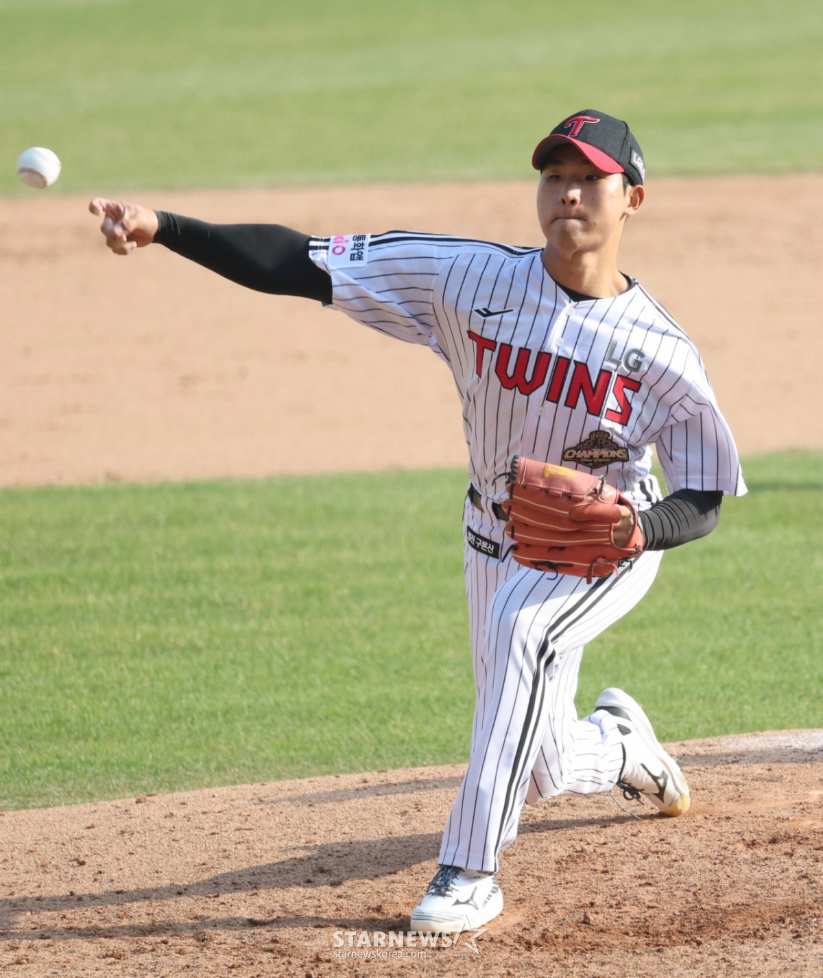 28日，2026新韩SOL Bank KBO联赛正式揭幕战LG Twins对KT Wiz的比赛在首尔蚕室棒球场举行。  LG队的禹康勋正在奋力拼搏。 =照片=金镇京。