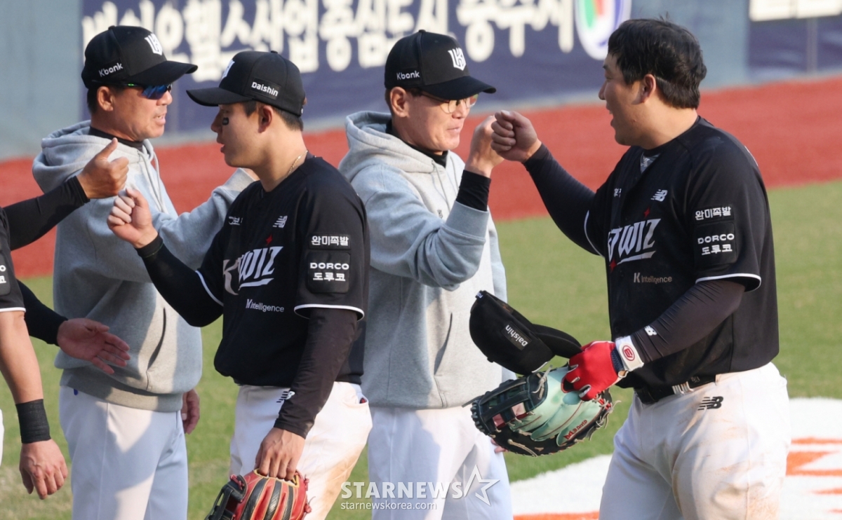 Trận đấu giữa LG Twins với KT Wiz tại giải bóng chày Shinhan SOL Bank KBO League 2026 đã được tổ chức tại sân bóng chày Jamsil, Seoul vào ngày 29. Các cầu thủ KT, bao gồm cả Kim Hyun Soo, đang đập tay với huấn luyện viên Lee Kang Chul sau khi giành chiến thắng ngược dòng 6-5 trước LG. /Ảnh = Người chờ đợi Kim Jin Kyung