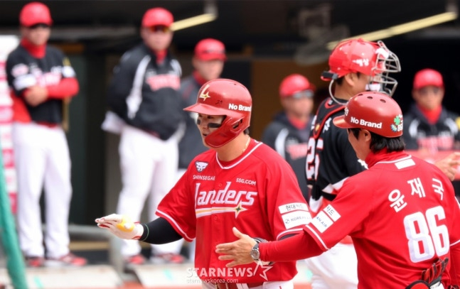 Ко Мён Чжун, пятый нападающий «Рандерс», находится дома после того, как в конце третьего раунда профессионального бейсбола 2026 года на стадионе «Рандерсфилд» в Инчхоне 29-го числа совершил сольный хоум-ран.