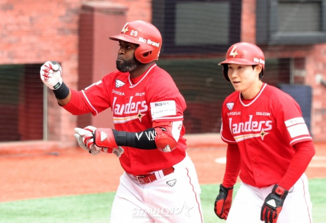 Второй нападающий «Рандерс» Эредиа находится дома после того, как 29-го числа на поле «Рандерс» в третьем раунде профессионального бейсбола SSG Landers и KIA Tigers забил 3-х очковый хоум-ран против Хван Дон Ха на 2-й и 2-й базах. 