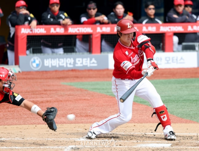 Чхве Чой терпел чек-свинг в конце второго раунда профессионального бейсбола SSG Landers и KIA Tigers, который состоится на поле SSG Landers в Инчхоне 29-го числа, но не попал на скамейку после того, как судья решил, что это свинг.