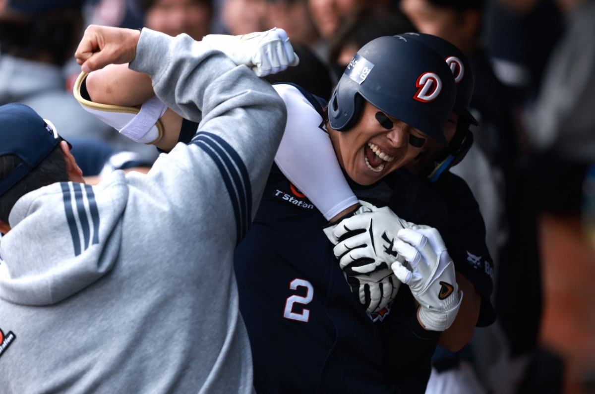 斗山熊队的金珉硕29日在昌原NC公园举行的NC Dinos队与2026新韩SOL KBO联赛常规赛客场比赛中,在第8回合击出逆转三分本垒打后,正在休息室接受队友们的祝贺。 =斗山熊队。