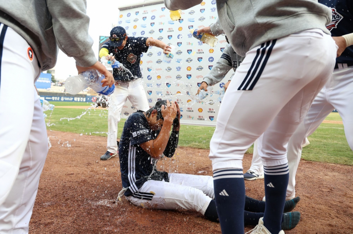 斗山熊队的金珉硕29日在昌原NC公园举行的NC Dinos队和2026新韩SOL KBO联赛常规赛客场比赛结束后,正在接受队友们的水洗礼。 =斗山熊队。