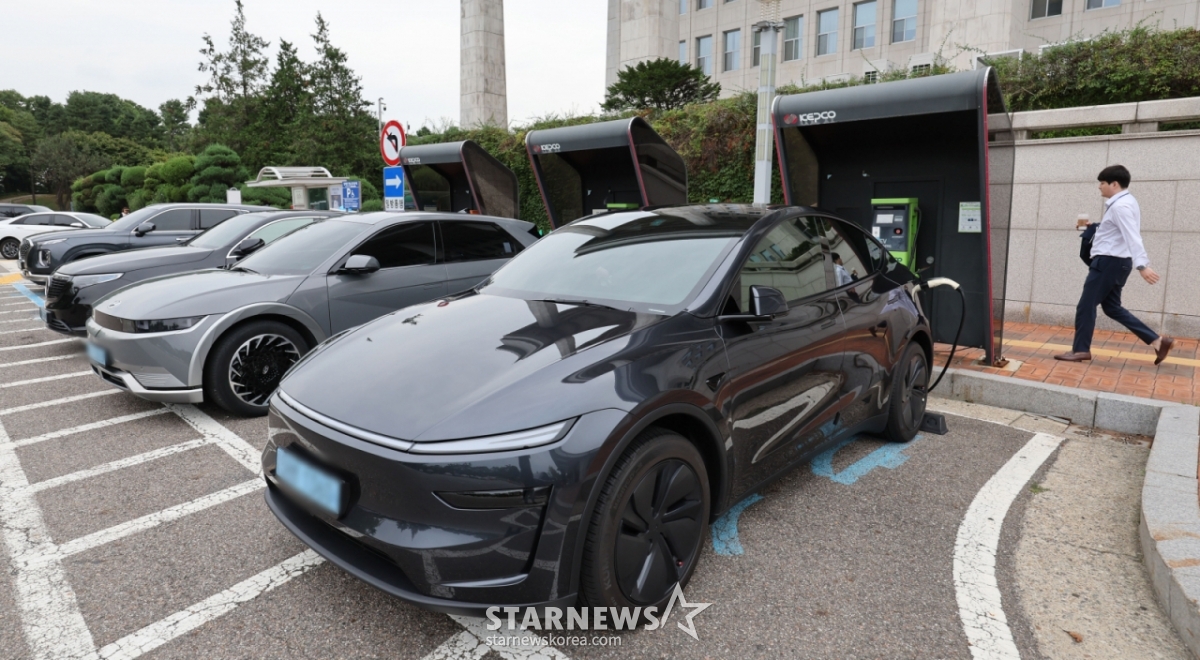 [Seoul = Newsis] Phóng viên Kwon Chang-hoe = Thị trường xe điện trong nước đang tiếp tục tăng trở lại rõ rệt với hiệu ứng xe mới. Theo 'Xu hướng thị trường xe điện trong nước từ tháng 1 đến tháng 8 năm nay' của Hiệp hội công nghiệp di động ô tô Hàn Quốc (KAMA), doanh số bán xe điện trong nước tháng trước đạt 24.409 chiếc, tăng trong 5 tháng liên tiếp kể từ tháng 4 năm ngoái.  Trong ảnh, một chiếc xe điện đang được sạc tại Quốc hội Yeouido, Seoul vào ngày 9. 205.09.09. kch0523@newsis.com / Ảnh = Kwon Chang-hoe