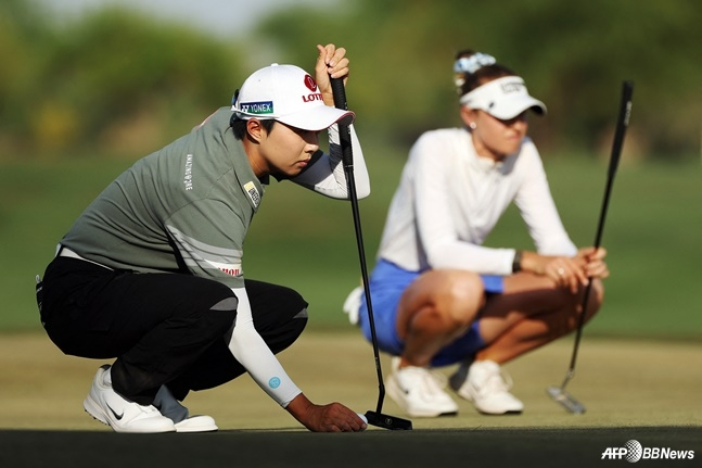  29日（韓国時間）、米アリゾナ州チャンドラーのウィルウィンドゴルフクラブ「キャットテールコース」（パー72）で行われたLPGAツアー·フォードチャンピオンシップの試合中、金ヒョジュ（左）とネリコだ。 /AFPBBNews=ニュース1