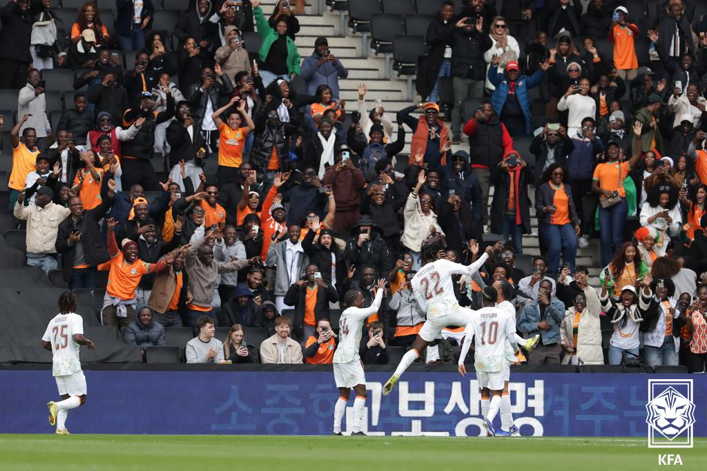 Игроки и болельщики Кот-д'Ивуара радуются после забития голов в оценочном матче между Кореей и Кот-д'Ивуаром, который состоялся 28-го числа (по корейскому времени) на стадионе MK в Милтонкинсе, Англия. /Фото = Предоставлено Корейской футбольной ассоциацией. 