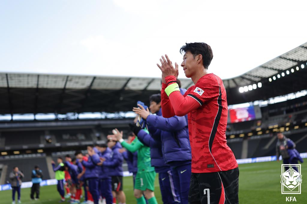 Сон Хын Мин и другие футбольные игроки приветствуют своих болельщиков после поражения 0-4 от Кот-д'Ивуара на стадионе MK в Милтонкинсе, Англия, 28-го числа (по корейскому времени). /Фото = Предоставлено Корейской футбольной ассоциацией. 